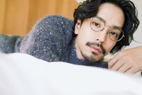 黒羽麻璃央、デビュー15周年記念「Quick Japan」“日曜日の朝”をイメージした表紙も