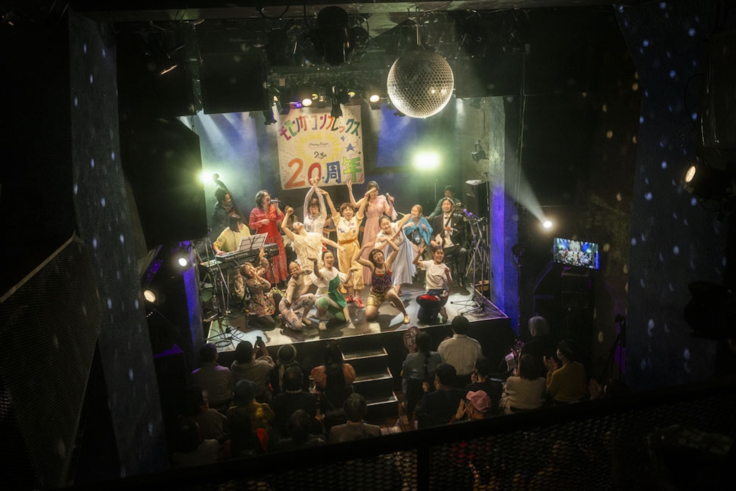 モモンガ・コンプレックス 20周年記念LIVE「わたしたちは、祝っている。～だから、みんなも来てくれると思う～」より。（撮影：三浦麻旅子）