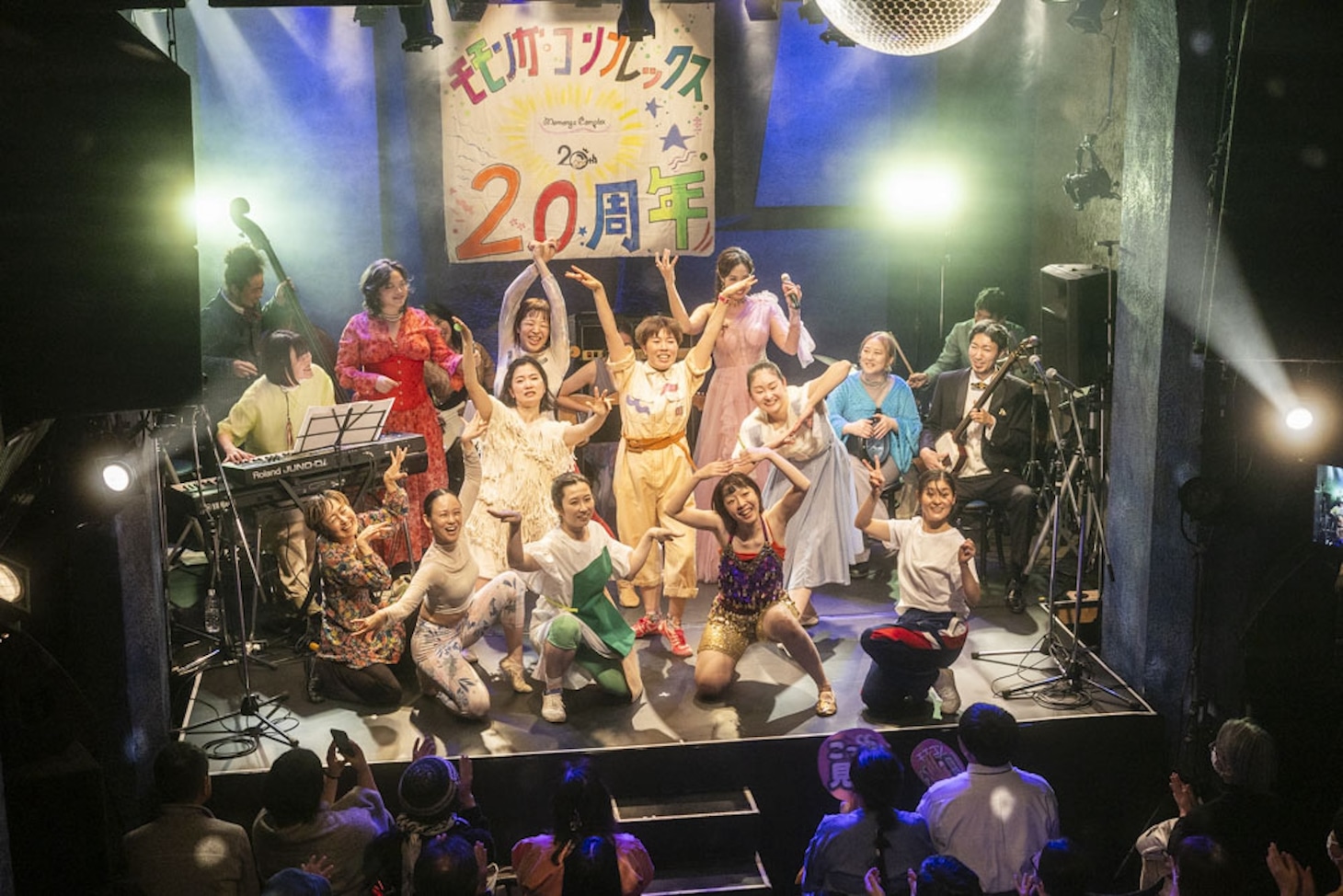モモンガ・コンプレックス 20周年記念LIVE「わたしたちは、祝っている。～だから、みんなも来てくれると思う～」より。（撮影：三浦麻旅子）
