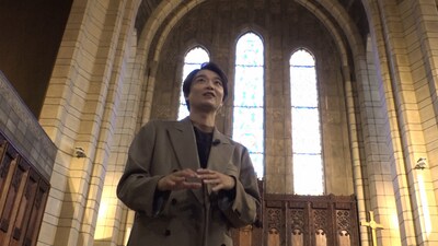 「新美の巨人たち【下町にゴシックの礼拝堂！巨大病院と一体になった祈りの空間】」より、井上芳雄。©テレビ東京