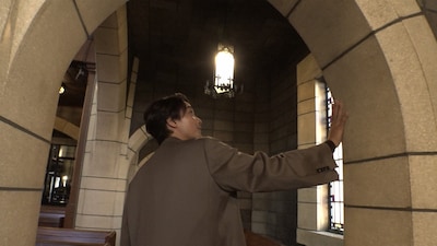 「新美の巨人たち【下町にゴシックの礼拝堂！巨大病院と一体になった祈りの空間】」より、井上芳雄。©テレビ東京