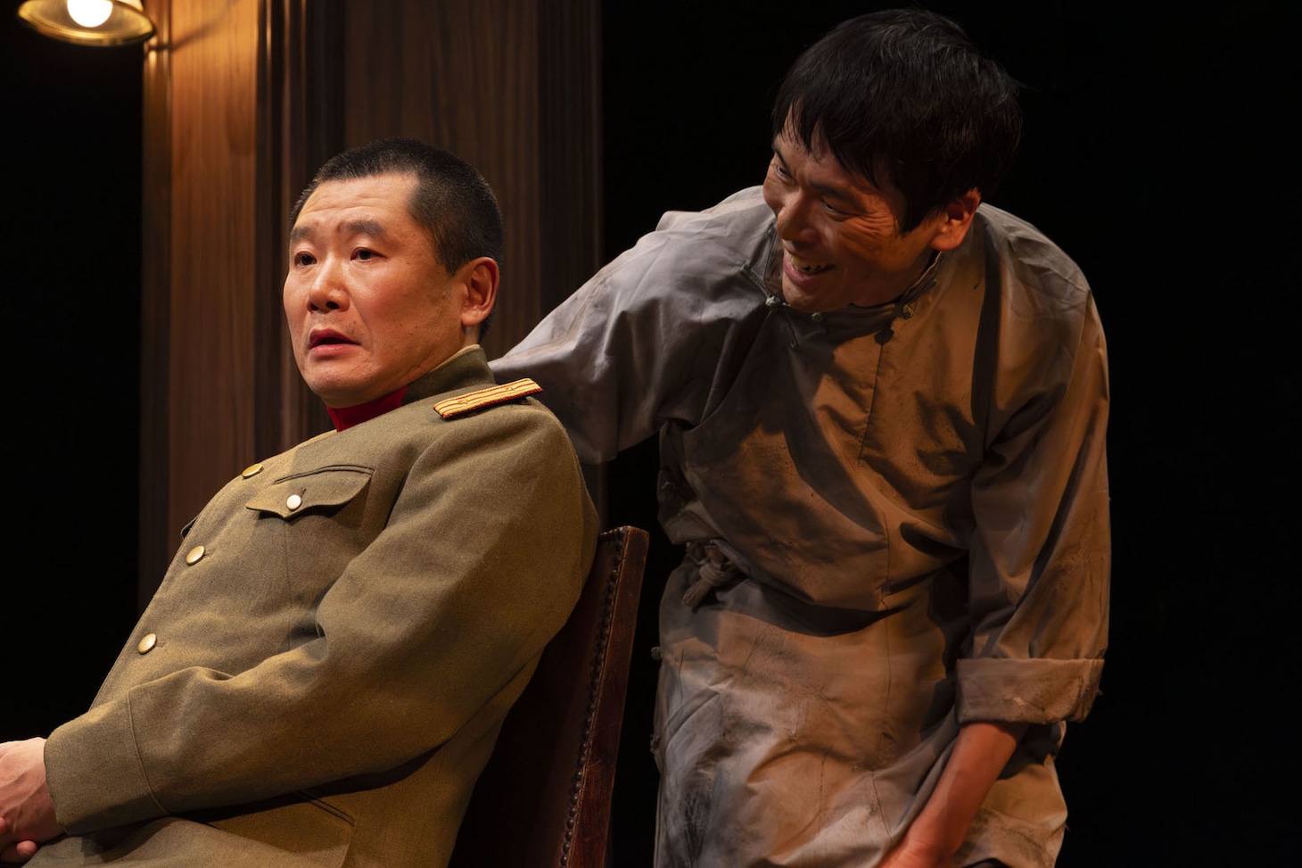 劇団チョコレートケーキ「三人の密偵」より「誘爆」の様子。