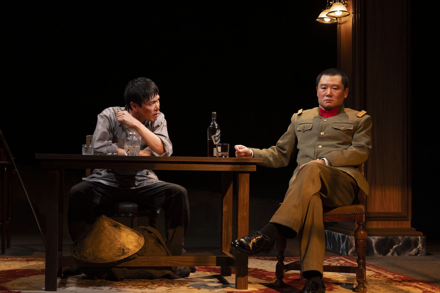 劇団チョコレートケーキ「三人の密偵」より「誘爆」の様子。