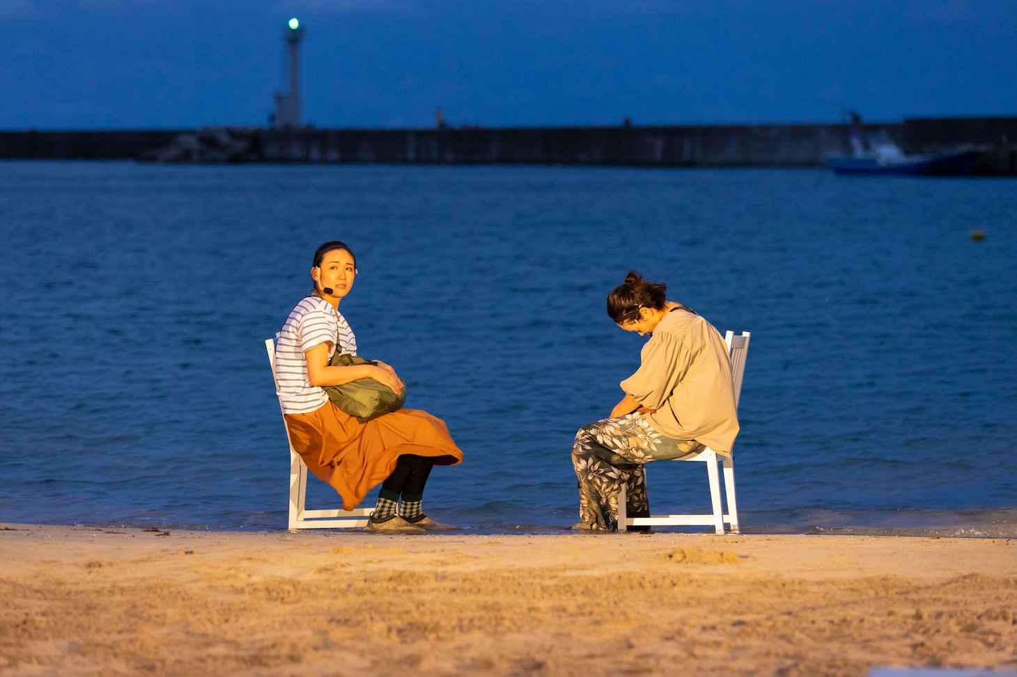 「スリーピルバーグス 第3回野外公演 in ビーチ！『歌唱劇 パラダイスをくちずさむ』」より。（Photo：igaki photo studio / Photo courtesy：Toyooka Theater Festival）