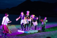 「スリーピルバーグス 第3回野外公演 in ビーチ！『歌唱劇 パラダイスをくちずさむ』」より。（Photo：igaki photo studio / Photo courtesy：Toyooka Theater Festival）