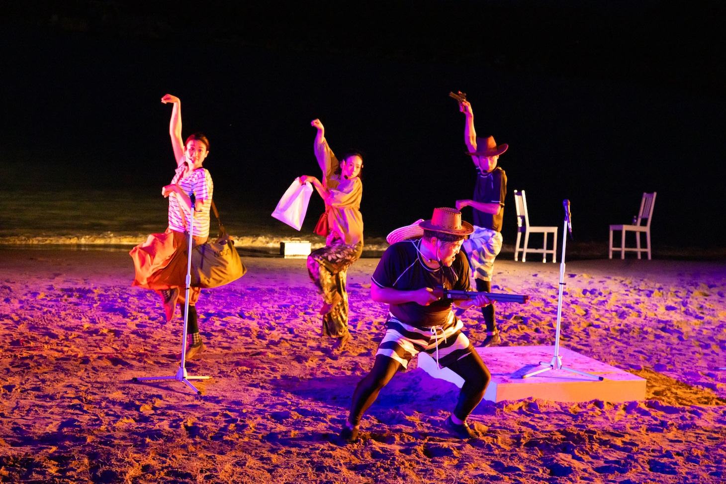 「スリーピルバーグス 第3回野外公演 in ビーチ！『歌唱劇 パラダイスをくちずさむ』」より。（Photo：igaki photo studio / Photo courtesy：Toyooka Theater Festival）