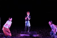 「スリーピルバーグス 第3回野外公演 in ビーチ！『歌唱劇 パラダイスをくちずさむ』」より。（Photo：igaki photo studio / Photo courtesy：Toyooka Theater Festival）