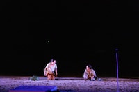 「スリーピルバーグス 第3回野外公演 in ビーチ！『歌唱劇 パラダイスをくちずさむ』」より。（Photo：igaki photo studio / Photo courtesy：Toyooka Theater Festival）