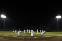 「スリーピルバーグス 第2回野外公演 in スタジアム！『リバーサイド名球会』」より。（Photo：igaki photo studio / Photo courtesy：Toyooka Theater Festival）