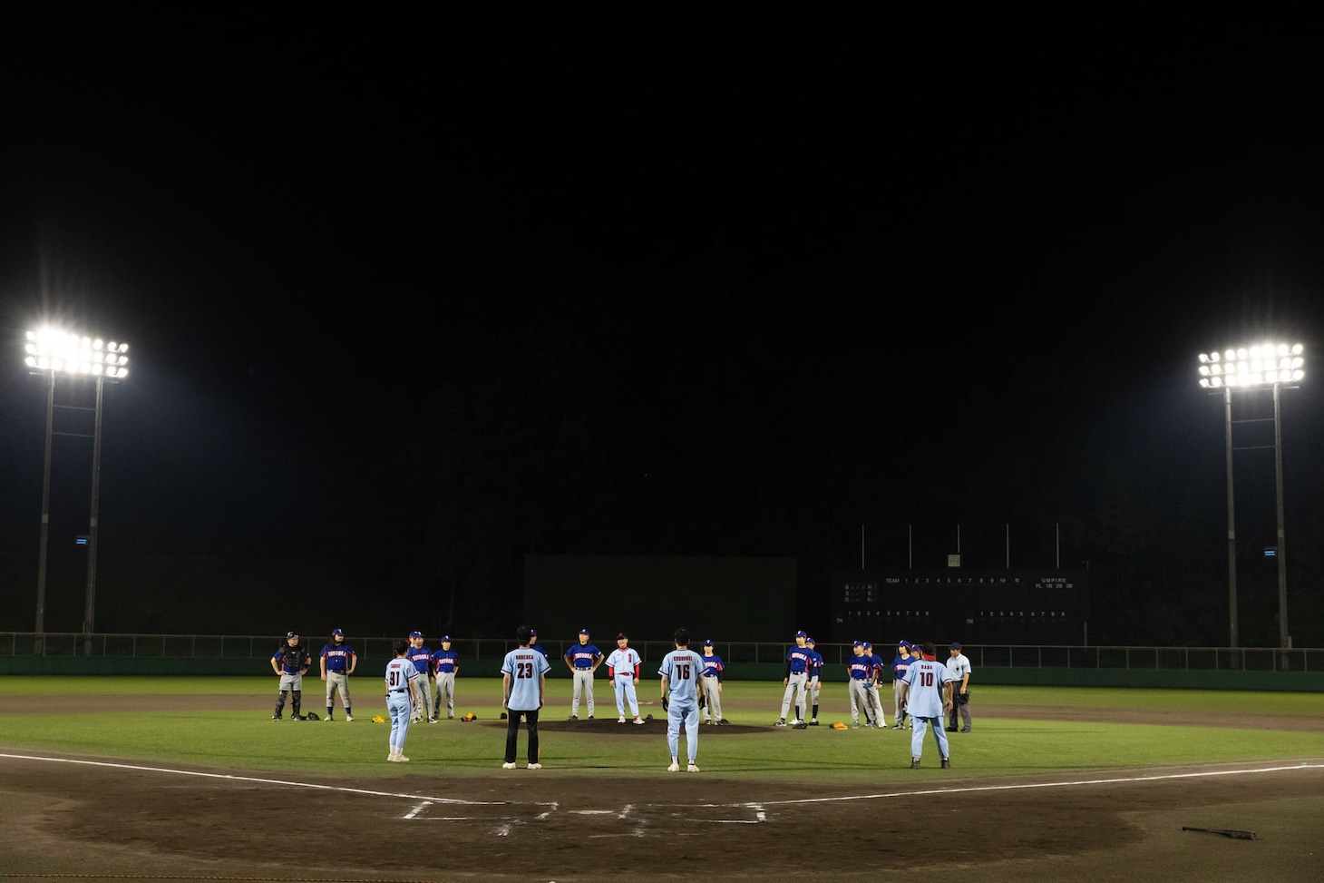 「スリーピルバーグス 第2回野外公演 in スタジアム！『リバーサイド名球会』」より。（Photo：igaki photo studio / Photo courtesy：Toyooka Theater Festival）