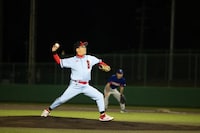 「スリーピルバーグス 第2回野外公演 in スタジアム！『リバーサイド名球会』」より。（Photo：igaki photo studio / Photo courtesy：Toyooka Theater Festival）