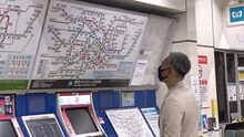 市川團十郎が「初めて1人で電車に乗る」チャレンジ、「オトナが階段のぼる」で密着