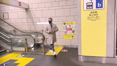 駅構内を移動する市川團十郎。