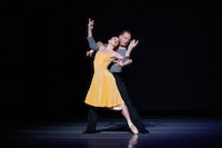 「CAROUSEL（回転木馬）よりパ・ド・ドゥ」の様子。