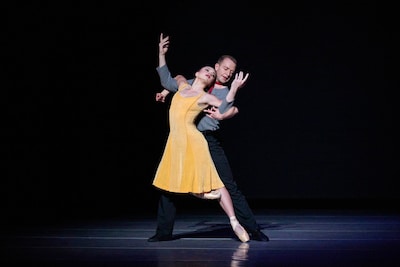 「CAROUSEL（回転木馬）よりパ・ド・ドゥ」の様子。