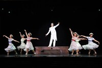 「わが歌ブギウギ-笠置シヅ子物語-」より。（撮影：宮田浩史）