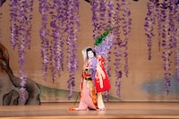 「新春浅草歌舞伎」第一部より、「藤娘」の様子。©︎松竹