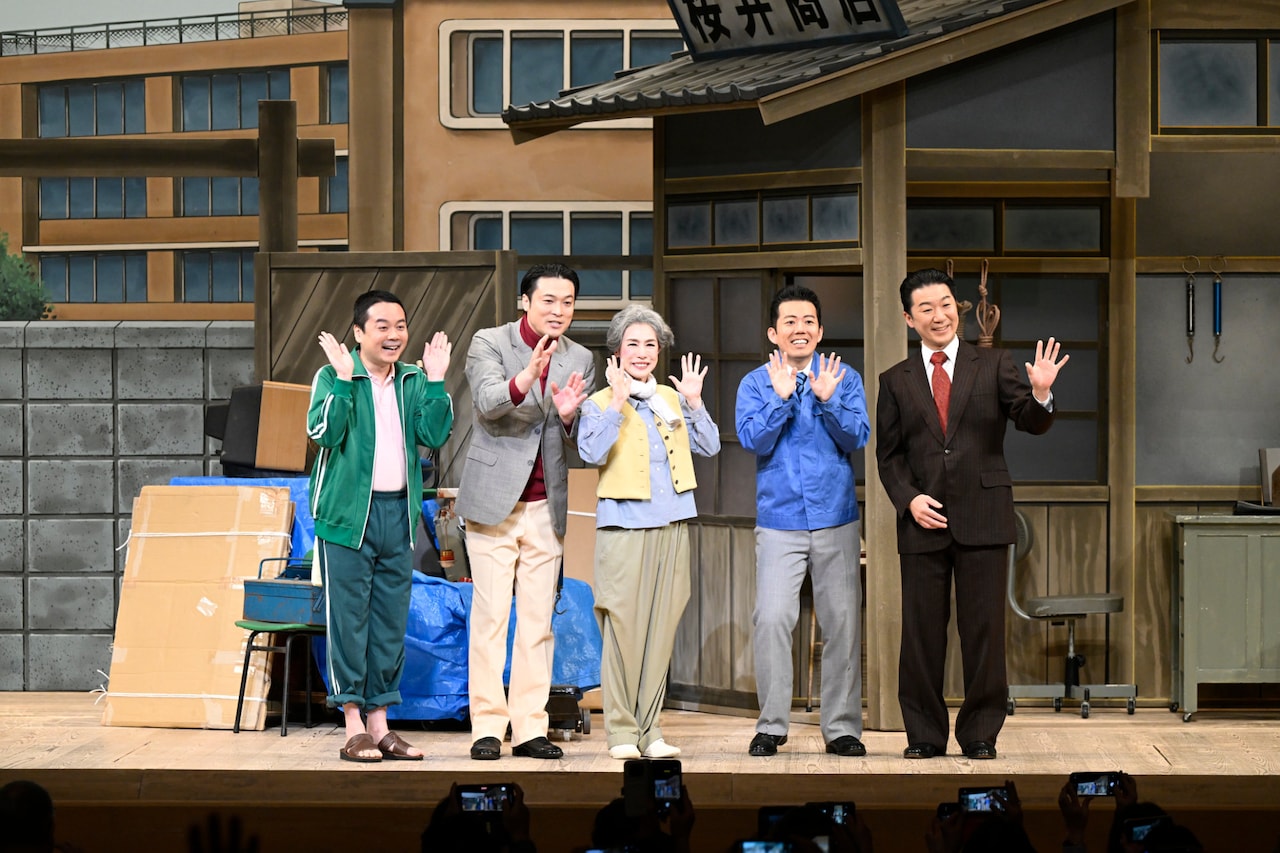 「初笑い！ 松竹新喜劇 新春お年玉公演」Aプロ「まず健康」キャストによる新春ご挨拶の様子。