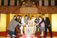 「わが歌ブギウギ-笠置シヅ子物語-」に向けた鏡開きの様子。（撮影：宮田浩史）