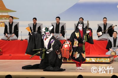 「壽 初春大歌舞伎」昼の部より、「當午歳歌舞伎賑〈正札附根元草摺〉」の様子。