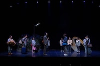 文学座×キャラメルボックス「賢治島探検記 2026」より。（Photo by GEKKO）