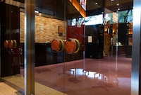 帝劇入口のガラス扉。