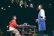 屋比久知奈・唯月ふうかが懸命に生きる双子を演じる、ミュージカル「白爪草」開幕