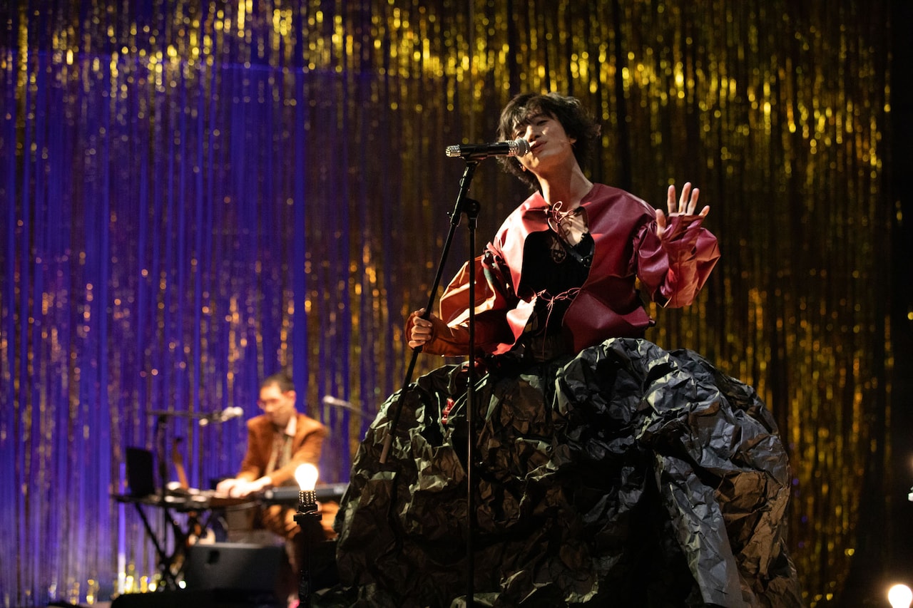 劇場で“共に震える”経験を、コンテンポラリーパンクオペラ「鏡の向こう見えない私の顔」本日開幕