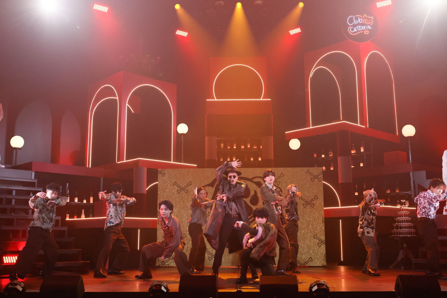 「Stray Cityシリーズ『Club キャッテリア』～ドッグマフィアの襲来～」より。（撮影：佐藤薫、高田真希子）