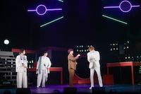 「Stray Cityシリーズ『Club キャッテリア』～ドッグマフィアの襲来～」より。（撮影：佐藤薫、高田真希子）