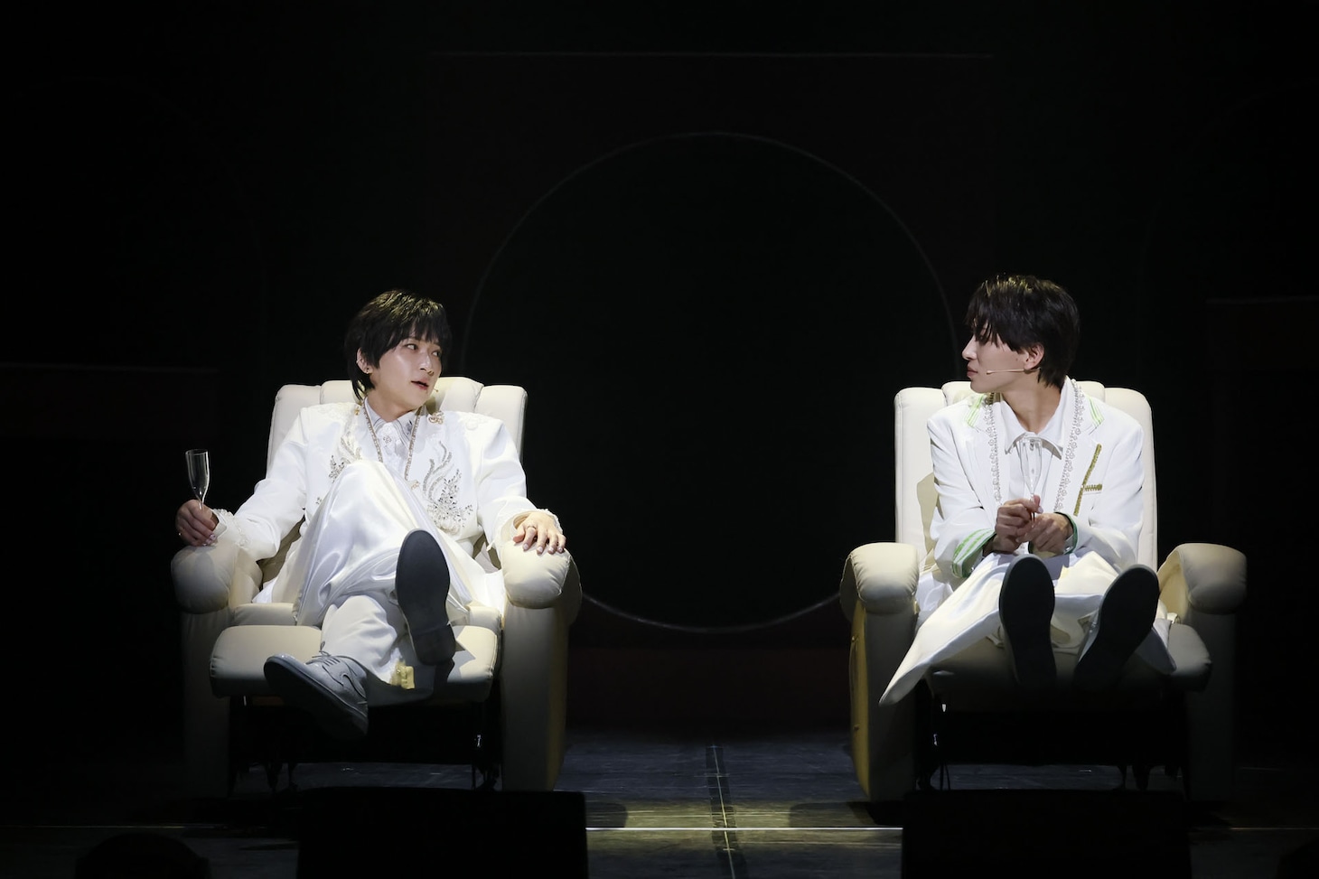 「Stray Cityシリーズ『Club キャッテリア』～ドッグマフィアの襲来～」より。（撮影：佐藤薫、高田真希子）