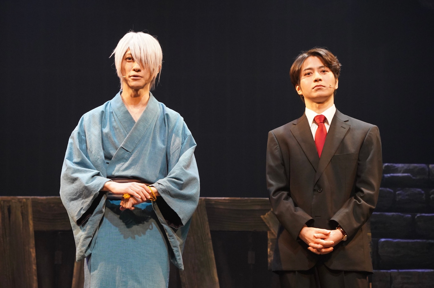 舞台「鬼太郎誕生 ゲゲゲの謎」囲み取材より。左から鈴木拡樹、村井良大。