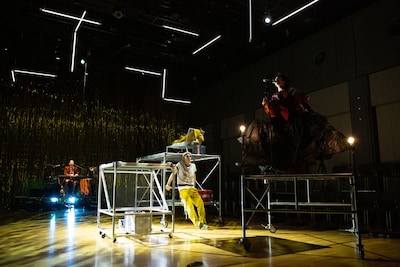 「鏡の向こう見えない私の顔」より。（撮影：奥村昭生）