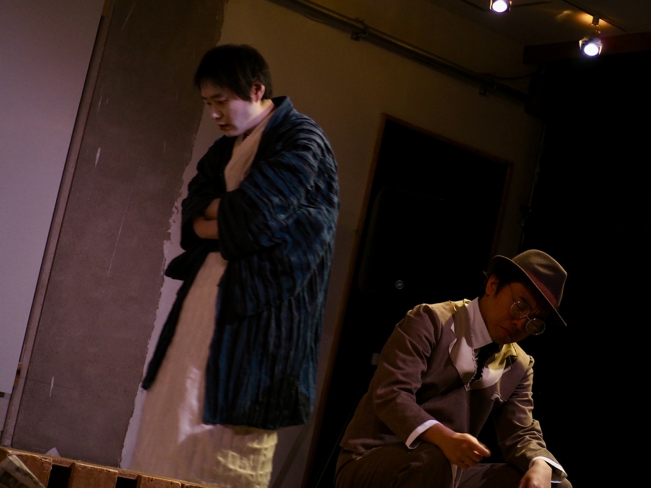 反芻動物 第二回公演「命を弄ぶ男ふたり」より。（撮影：河﨑正太郎）