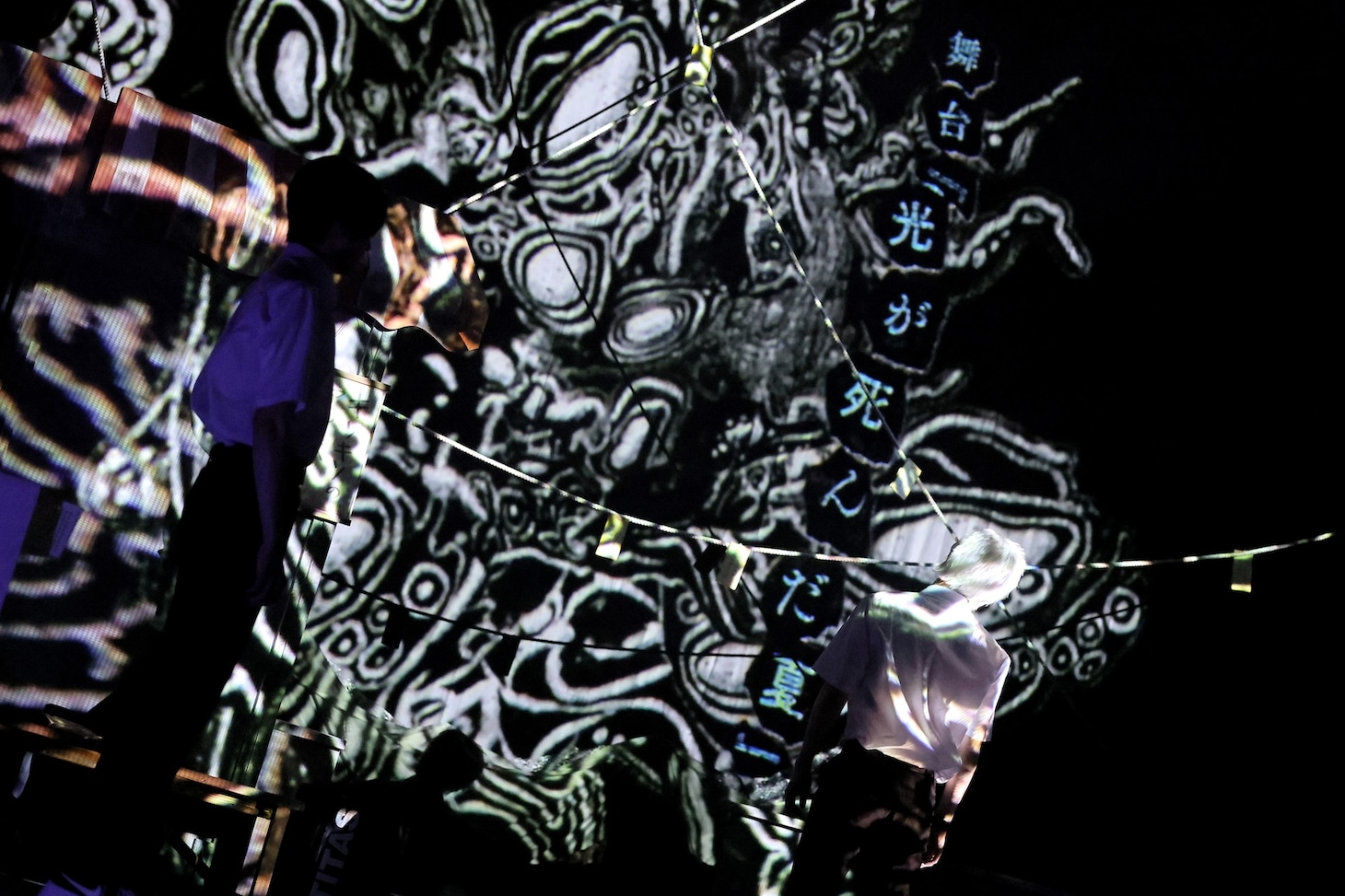 舞台「光が死んだ夏」より。