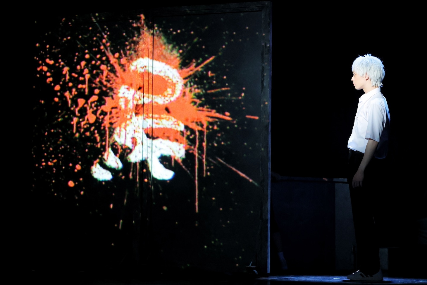 舞台「光が死んだ夏」より。