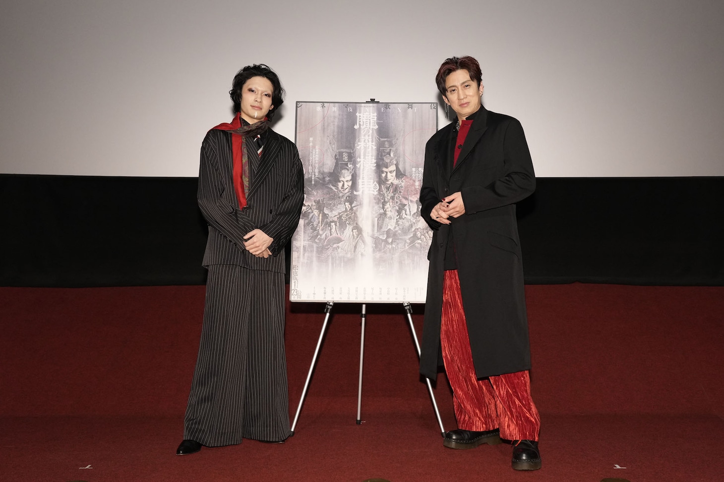 シネマ歌舞伎「歌舞伎NEXT 朧の森に棲む鬼」舞台挨拶付き上映会より、左から市川染五郎、松本幸四郎。