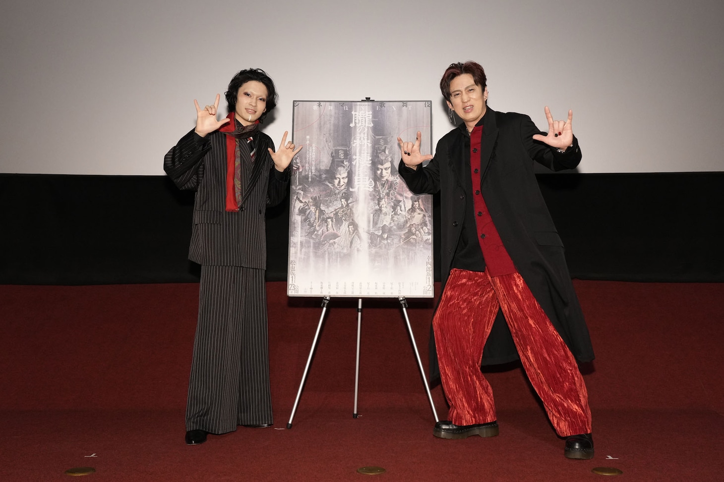 シネマ歌舞伎「歌舞伎NEXT 朧の森に棲む鬼」舞台挨拶付き上映会より、左から市川染五郎、松本幸四郎。