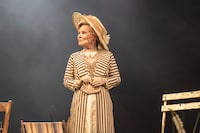 NTLive「ウォレン夫人の職業」より。（Photo by Johan Persson）