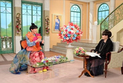 「徹子の部屋」より。左から坂口涼太郎、黒柳徹子。