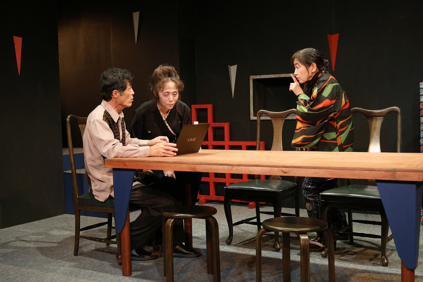 劇団ジャブジャブサーキット VOL.64 創立40周年＆ファイナルツアー「夜の横顔」より。（撮影：古元道広）