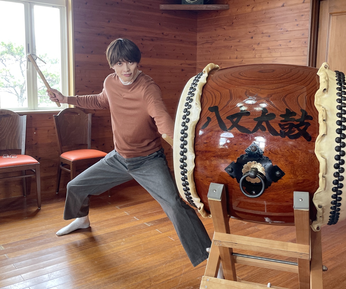 「美しい日本に出会う旅」東啓介出演回の様子。八丈太鼓をたたく東啓介。