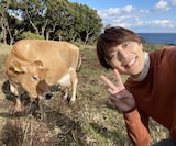 「美しい日本に出会う旅」東啓介出演回の様子。牛の近くでポーズを取る東啓介（右）。