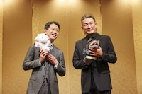 二月花形歌舞伎「あらしのよるに」取材会より。左から中村壱太郎、中村獅童。