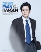 新納慎也扮するラリー・マーフィー。