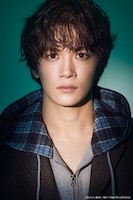 舞台「十角館の殺人」より、江南孝明役の小西成弥のビジュアル。