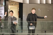 餅まきする中村壱太郎、中村獅童。