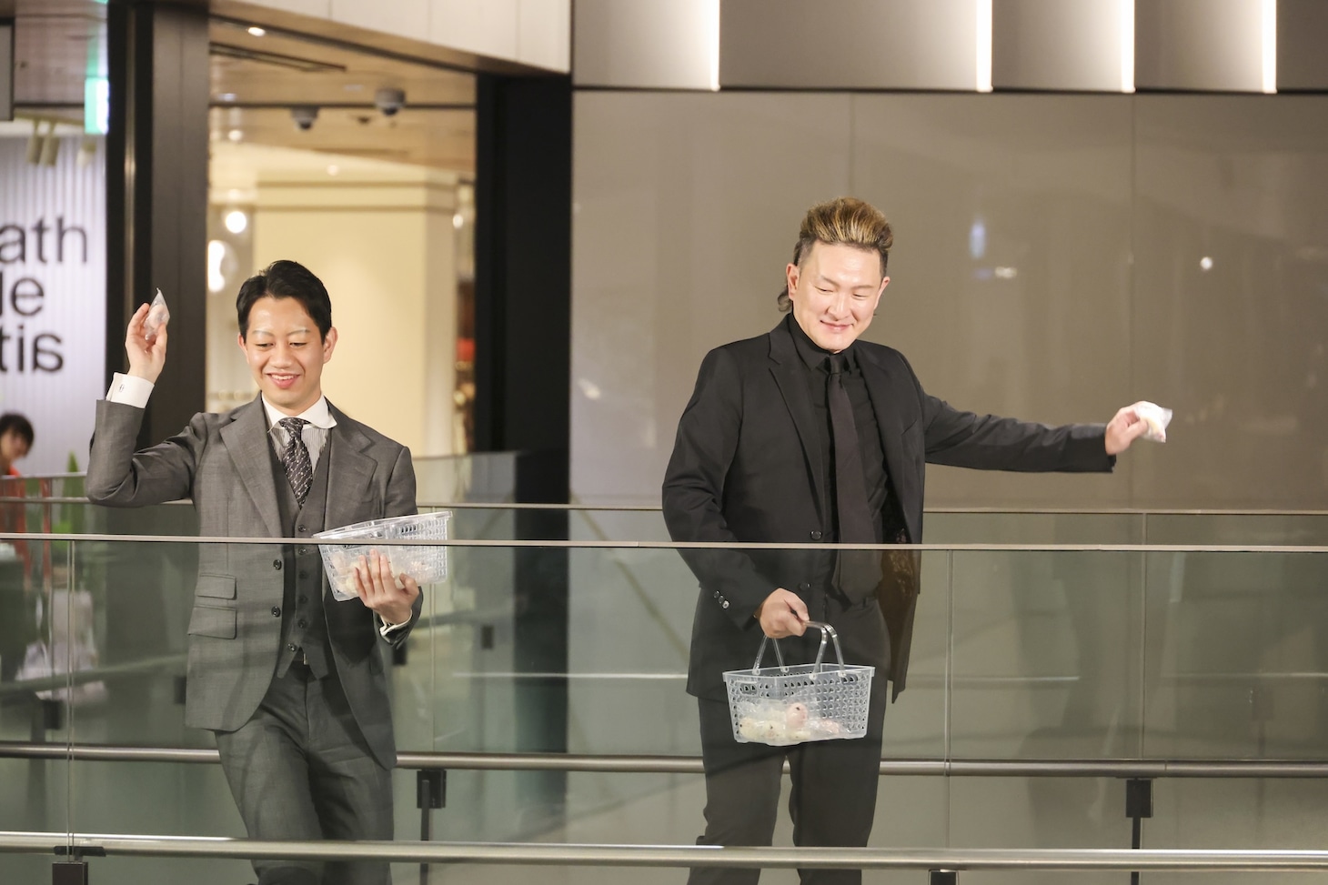 餅まきする中村壱太郎、中村獅童。