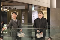 餅まきする中村壱太郎、中村獅童。