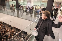 餅まきする中村獅童、中村壱太郎。